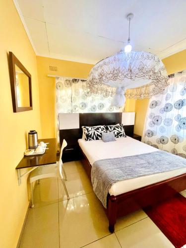 Queen Room image 5