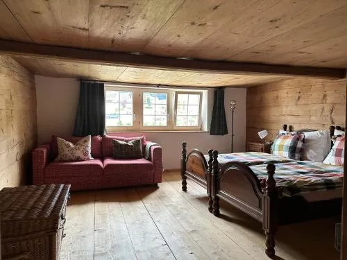 Gemütliches Chalet-Zimmer mit Garten in Brunnadern, Schweiz