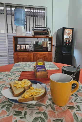 Pieza cerca del centro con las 3 comidas diarias