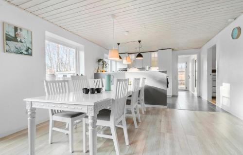virtuve, 4 Bedroom Amazing Home In Ørsted in Udbyhoj