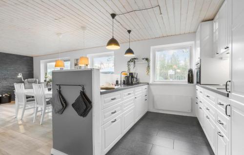 virtuve, 4 Bedroom Amazing Home In Ørsted in Udbyhoj