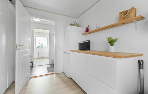 virtuve, 4 Bedroom Amazing Home In Ørsted in Udbyhoj