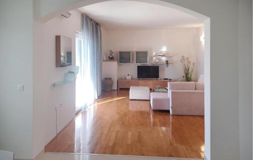 Stunning Apartment In Otok Ist With Wifi in Ist