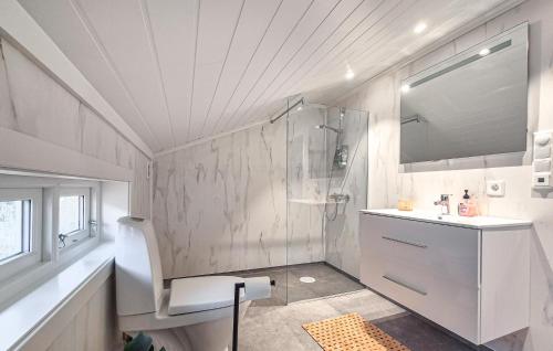Ванна кімната, Amazing Home In Kysnesstrand With Wifi in Страндебарм