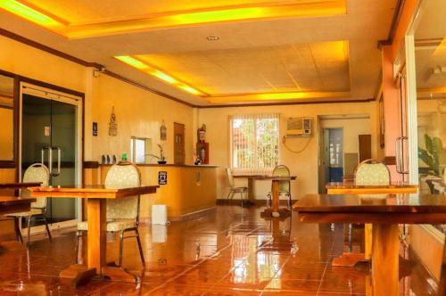 Restaurant, Northomes Pensione Bogo By Hiverooms in Bogo City