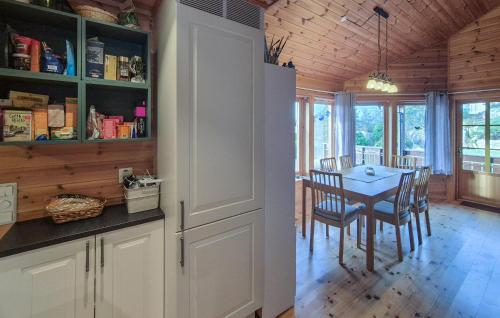 кухня, Gorgeous Home In Eivindvik With House Sea View in Айвіндвік