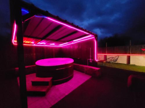 อ่างแช่น้ำร้อน, Cozy House with Garden & Hot Tub in ฌาร์นัก