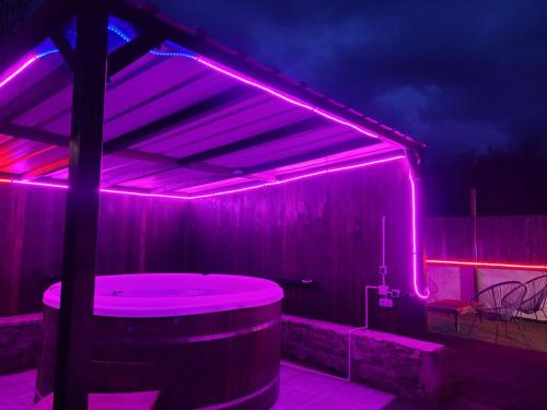 อ่างแช่น้ำร้อน, Cozy House with Garden & Hot Tub in ฌาร์นัก