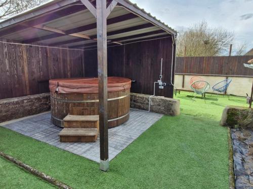 อ่างแช่น้ำร้อน, Cozy House with Garden & Hot Tub in ฌาร์นัก