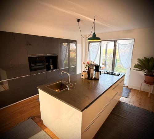 virtuve, Neu! ULENHUUS Mecklenburgische Schweiz Laage Güstrow Rostock Port Bed and Breakfast - Pension (Neu! ULENHUUS Mecklenburgische Schweiz Laage Gustrow Rostock Port Bed and Breakfast - Pension) in Kuhs
