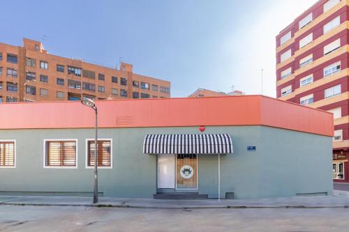 The Little Village Apartments in 캄파나르