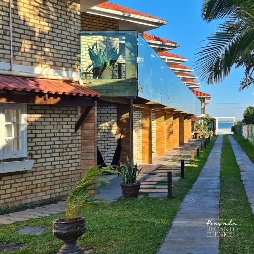 2 bedrooms, 5 beds