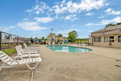 Swimming pool, Hiawatha East Lake Tansi by CoolVacay in Lake Tansi (TN)