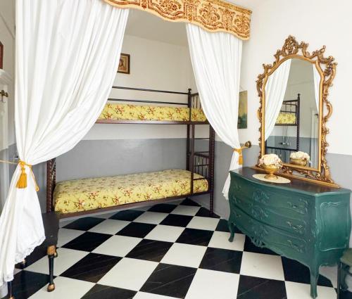 1 queen bed, 1 bunk bed