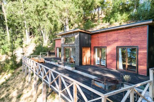 Refugio Millaray - Vistas y Acceso al Lago in Pucon Waterfront