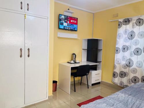 Standard King Room image 6