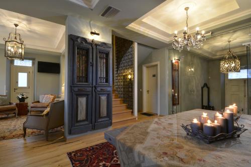Hotel Antique - image 5