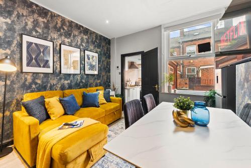 Exquisite 4 bed in Leeds - Sleeps 10 - Parking - Tap to explore photos