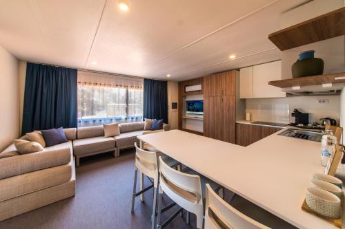 2 bedrooms, 5 beds