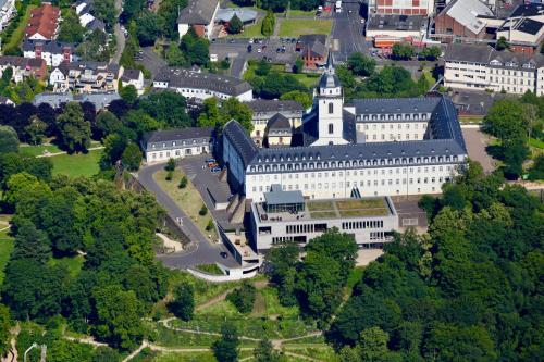 Katholisch-Soziales Institut 6.9km von Falkenweg entfernt