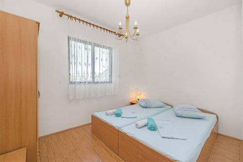 2 twin beds, 1 sofa bed