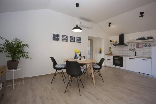 Apartments Tonia - image 4