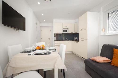 One Bedroom Apartment with Terrace image 7