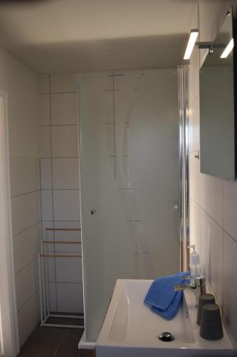 Small Double Room image 3