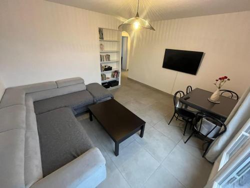 Közös társalgó / TV, L'Alpin, 2 chambres, Parking, Vue montagne in Quartier Capuche-Allies