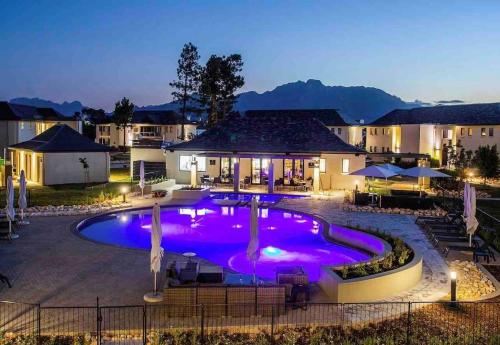 Úszómedence, Pearl Valley family golf lodge on nature lake with mountain views in Simondium