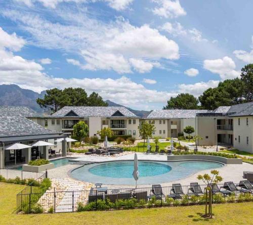 Úszómedence, Pearl Valley family golf lodge on nature lake with mountain views in Simondium