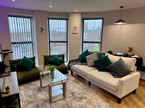 Central Leeds Apartment by the Arena with on-site parking
