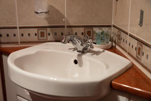 Porth Avallen Hotel - image 3