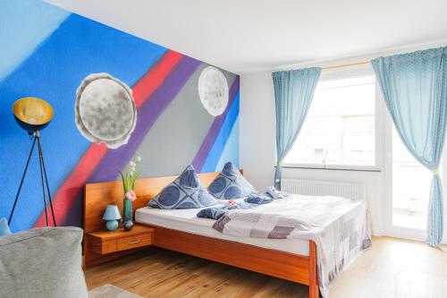 - Stellar Haven Deluxe with Cosmic Design - 3-Room Space-Themed Apartment 75 qm - Central Location - Balcony - Renovated 2024 with TV & Netflix - Full Kitchen - Free Parking - Near Metro & Airport - Galaxy-Inspired Interior - in Duisburg, Deutschland