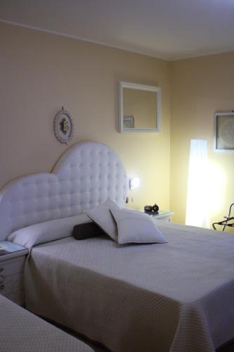 1 queen bed, 1 twin bed