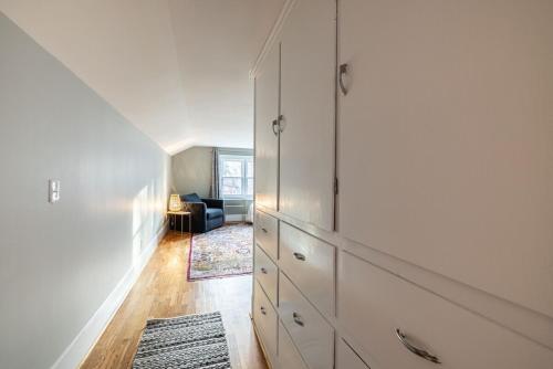 All New Main Street Charming Retro & Stylish Mid-Century Apartment Minutes to Downtown Albemarle in อัลเบมาร์ล (NC)