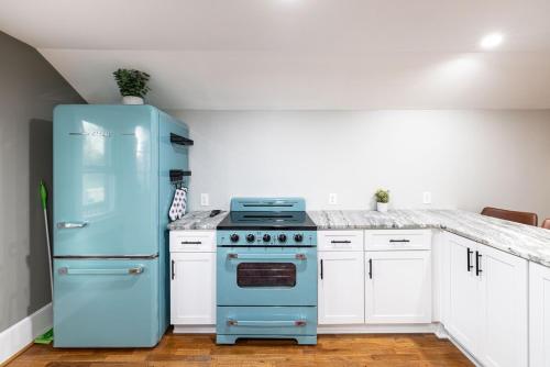 All New Main Street Charming Retro & Stylish Mid-Century Apartment Minutes to Downtown Albemarle in อัลเบมาร์ล (NC)