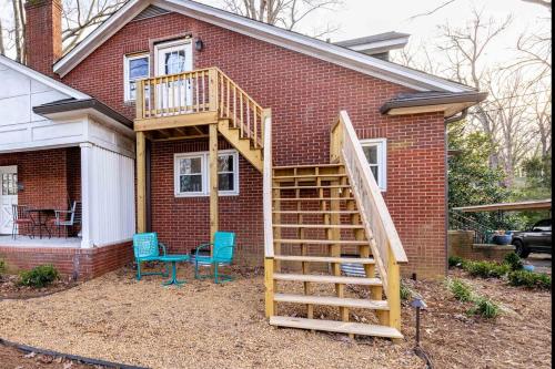 All New Main Street Charming Retro & Stylish Mid-Century Apartment Minutes to Downtown Albemarle in อัลเบมาร์ล (NC)