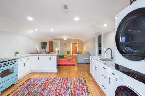 All New Main Street Charming Retro & Stylish Mid-Century Apartment Minutes to Downtown Albemarle in อัลเบมาร์ล (NC)