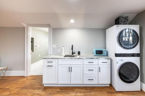 All New Main Street Charming Retro & Stylish Mid-Century Apartment Minutes to Downtown Albemarle in อัลเบมาร์ล (NC)