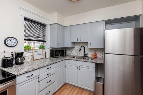 Spacious 9BR Home Ideal for Groups Near Downtown in Drake Park
