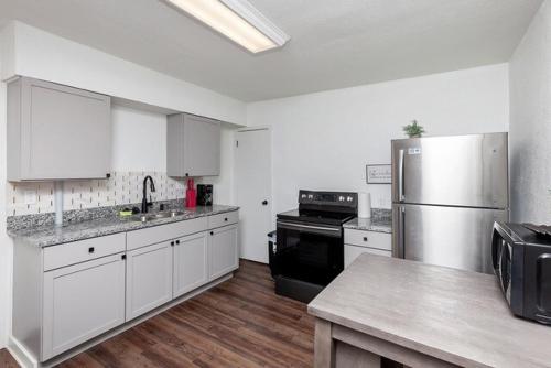 Spacious 9BR Home Ideal for Groups Near Downtown in Drake Park