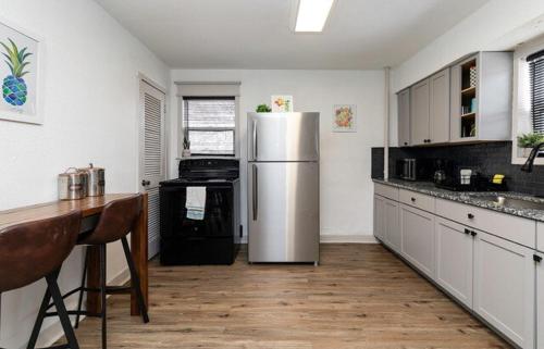Spacious 9BR Home Ideal for Groups Near Downtown in Drake Park