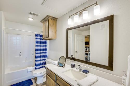 Close to Lakes, Parks and Winery Bonham Apt