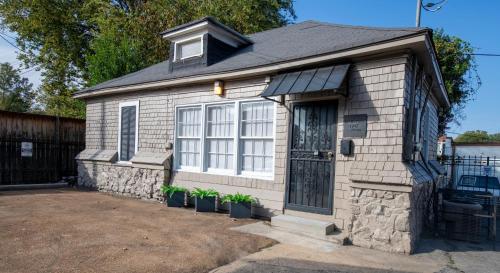 Bluff City Luxe Cottage near Brooks Museum of Art