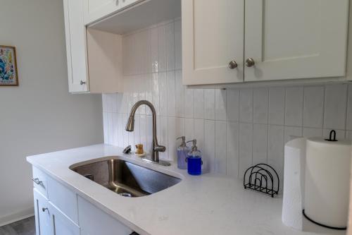 Bluff City Luxe Cottage near Brooks Museum of Art