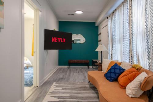 Bluff City Luxe Cottage near Brooks Museum of Art