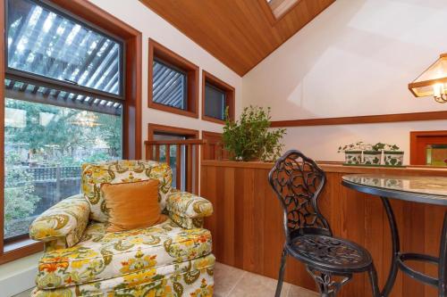 Cole's Bay Vacation Retreat Library Room in North Saanich (BC)