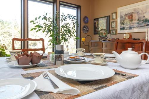 Létesítmények, Cole's Bay Vacation Retreat Library Room in North Saanich (BC)