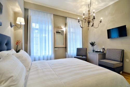 Hotel Antique - image 12